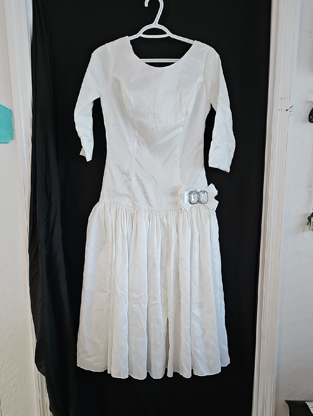 Classic White Midi Dress with Decorative Buckle